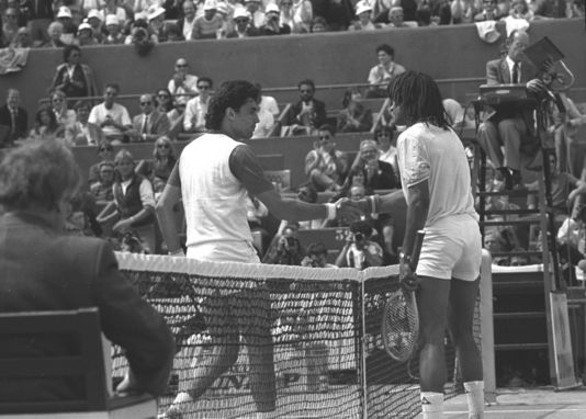 le jeudi 26 mai 1983, Yannick Noah bat le Paraguayen Victor Pecci(46e) en trois sets (6-4, 6-3, 6-3)  Roland-Garros.