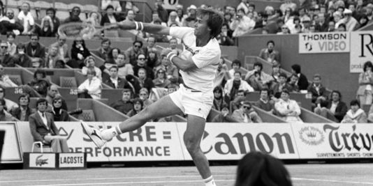 Le 29 mai 1983, Yannick Noah bat l'Australien John Alexander (6-2, 7-6, 6-1) en huitimes de finale  Roland-Garros. 